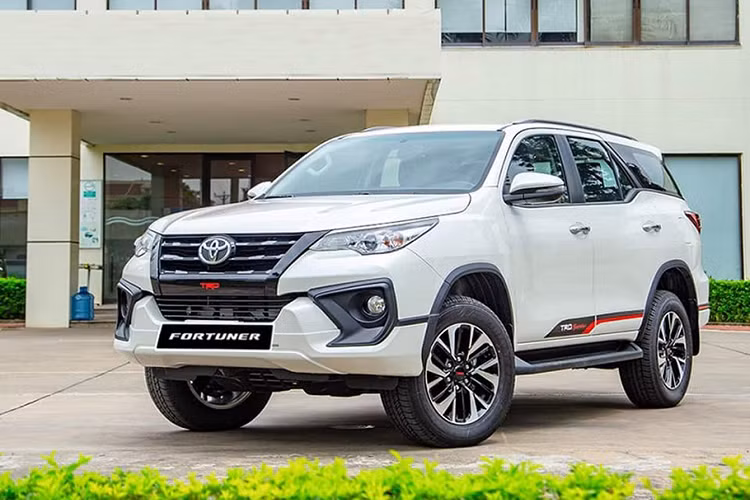 Mẫu xe Nhật cuối cùng xuất hiện trong bảng xếp hạng chính là Toyota Fortuner với 1.874 xe bán ra sau 3 tháng đầu năm 2020. Hiện nay, Fortuner đang bị đối thủ Santa Fe bám đuổi sát sao với khoảng cách doanh số rất mong manh. Fortuner phân phối tại thị trường Việt dưới 2 dạng song song là lắp ráp và nhập khẩu. Xe có giá từ 1,15-1,354 tỷ đồng cho 06 phiên bản. 