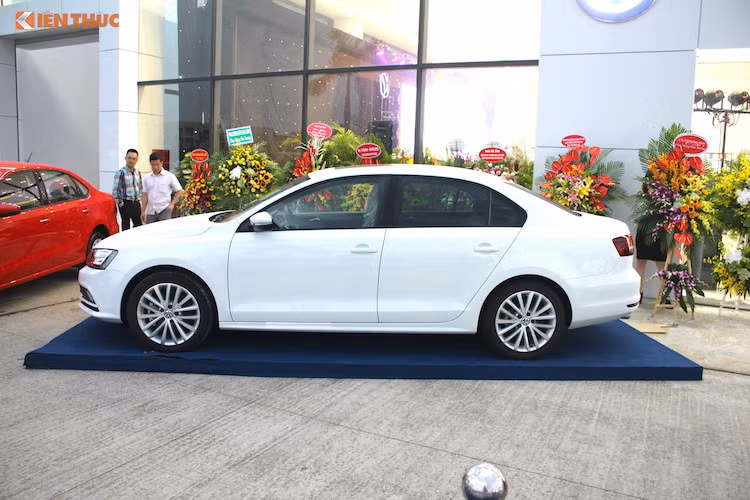 Tại thị trường ôtô Việt Nam, Jetta của Volkswagen khi ra mắt vào năm 2017 có mức giá 990 triệu đồng. Tuy nhiên trong tháng 4/2018 này, giá xe chỉ còn 899 triệu đồng - rẻ hơn đối thủ cùng phân khúc như Toyota Corolla Altis 2.0V Sport, và ngang ngửa giá của Honda Civic 1.5L.