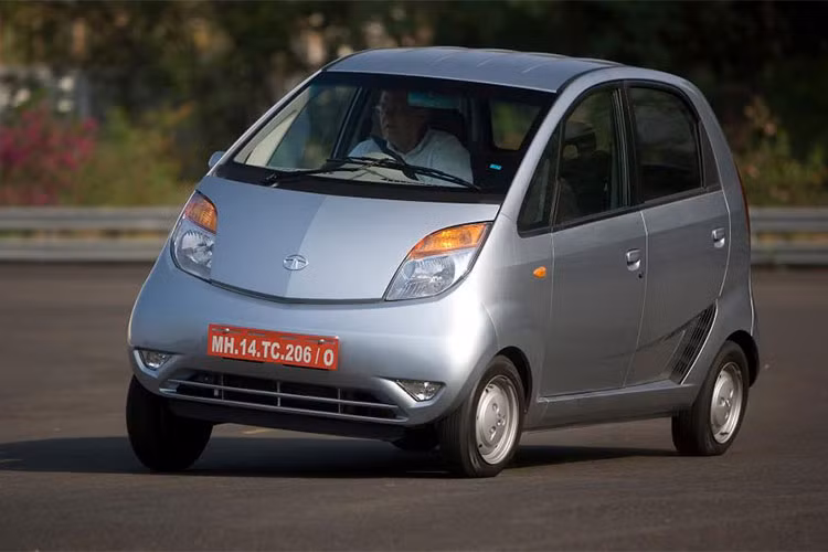 Ngay từ những ngày đầu ra mắt, Nano đã gặp rắc rối liên tục với sản lượng và dây chuyền sản xuất, chưa kể xe bị chê tơi bời vì khả năng chống chịu va chạm và an toàn gần như bằng không. Tệ hại hơn, Tata Nano liên tục phải đối mặt cáo buộc vì mẫu xe này có thể tự bắt lửa và bốc cháy.