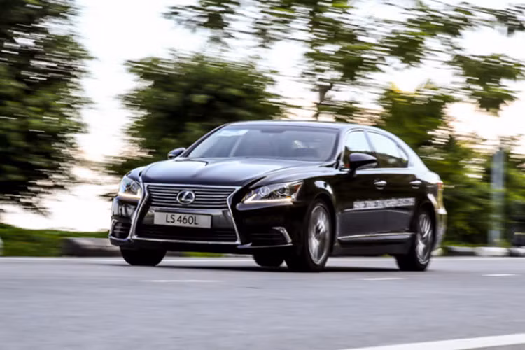 Hệ thống ống xả của xe đặt đối xứng 2 bên. Lexus LS460L có kích thuớc dài x rộng x cao lần lượt là 5.210 x 1.875 x 1.465 (mm) chiều dài cơ sở của xe đạt 3.090 (mm). Mẫu xe này cạnh tranh trực tiếp với những đối thủ đến từ Đức như Mercedes-Benz S-Class, BMW 7-Series, Audi A8.