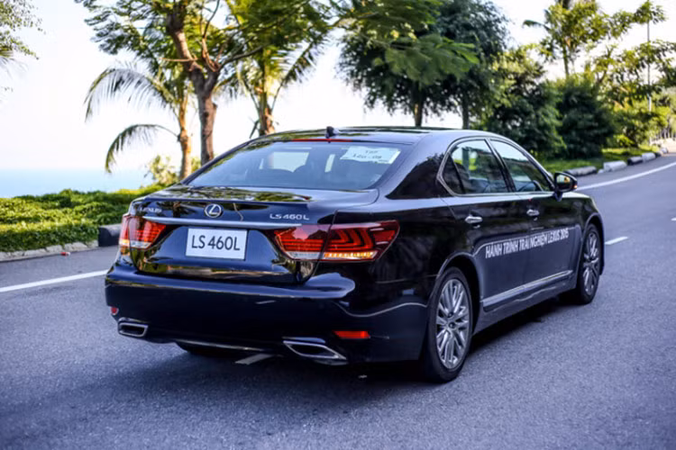 Ngoại hình của chiếc LS460L với lưới tản nhiệt hình con suốt quen thuộc của Lexus, đèn pha là 3 bóng bi cỡ lớn, đèn định LED. Mâm xe 19 inch 7 chấu kép, cụm đèn hậu dạng LED hình chữ L cách điệu.