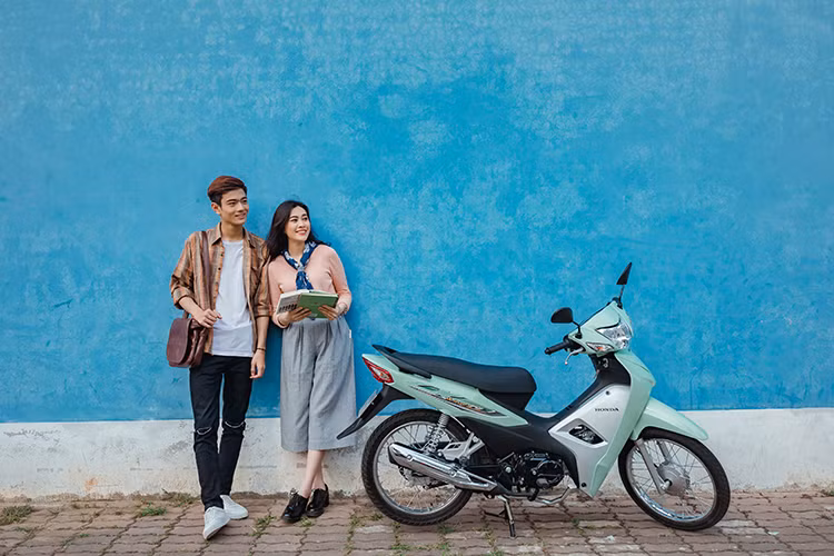 Wave Alpha là mẫu xe số phổ thông đáp ứng đa dạng nhu cầu của người dùng trong việc di chuyển hàng ngày. Vừa qua, hãng xe máy Honda đã giới thiệu ra thị trường mẫu xe mới - Honda Wave Alpha 110cc mới với nhiều cải tiến về thiết kế, động cơ và tiện ích, đáp ứng nhu cầu đa dạng người tiêu dùng, đặc biệt là giới trẻ.