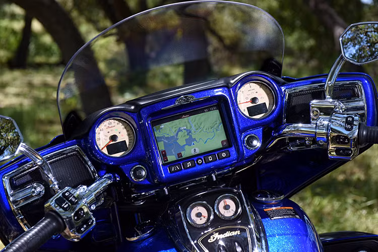 Loa được lắp đặt trong fairing, cốp xe và yên xe, khiến chiếc xe trở nên to hơn so với mẫu Roadmaster tiêu chuẩn. Hệ thống điều khiển của Roadmaster Elite limited edition 2019 tích hợp tất cả thông tin và kết nối với điện thoại thông minh của người lái bằng Bluetooth, bao gồm cả điều hướng và truy cập trạng thái xe.
