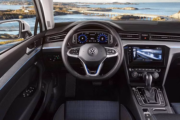Trang bị an toàn cũng rất ấn tượng khi Passat 2020 có hệ thống lái bán tự động ở tốc độ lên đến 210 km/h. Ngoài ra còn có các hệ thống tiêu chuẩn khác như kiểm soát hành trình thích ứng, hỗ trợ giữ làn đường, hỗ trợ lái khẩn cấp, hỗ trợ đỗ xe và phanh điện tử.