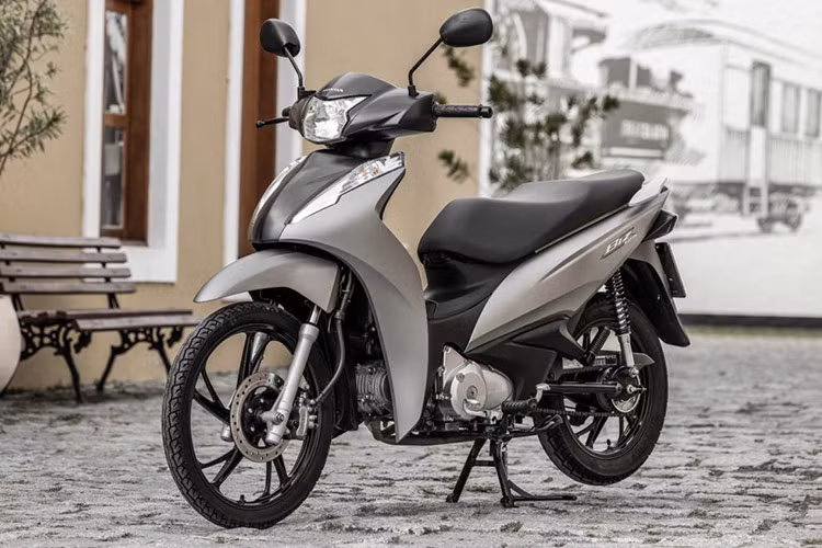 Nếu thị trường xe máy Việt Nam có xe số Honda Future, Thái Lan có Honda Wave 125i, thì tại ở đất nước xa xôi như Brazil, hãng xe Nhật Bản cũng cung cấp ấn bản Honda Biz 125 2024 mới đầy sang chảnh và cá tính.