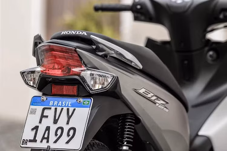Honda Biz 125 sở hữu khung đơn khối, đơn giản như cấu trúc của xe ga. Nhiều trang bị khác trên xe cũng mang tính thực dụng cao, như hộc đựng đồ dưới yên ngồi rộng rãi để vừa mũ bảo hiểm và nhiều vật dụng nhỏ khác.