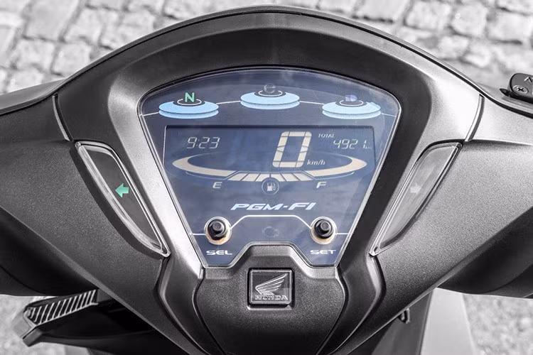 Xe máy Honda Biz 125 trang bị hệ thống khởi động đề điện, phun xăng điện tử PGM-FI, tiên tiến hơn hệ thống chế hòa khí như hồi xưa. Nhờ đó, Biz 125 tiêu thụ nhiên liệu khá hợp lý, ở ngưỡng trung bình là 50 km/lít.