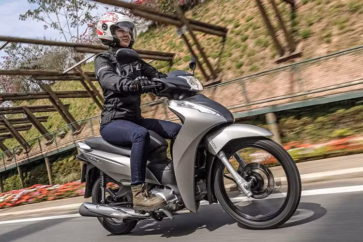 Mức giá Honda Biz 125 ở Brazil gấp đôi Honda Future 125 Fi ở Việt Nam. Tuy nhiênm với thiết kế xe thể thao, động cơ vận hành linh hoạt trên nhiều điều kiện đường đi khác nhau nó rất thích hợp cho việc hoạt động ở môi trường đô thị tại đây.