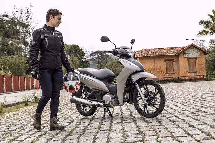 Mặc dù có những trang bị cơ bản, thế nhưng giá xe Honda Biz 2024 tại thị trường Brazil niêm yết ở mức khá cao là 14610000 R$ (tương đương 65,5 triệu đồng), bao gồm cả chi phí vận chuyển xe.