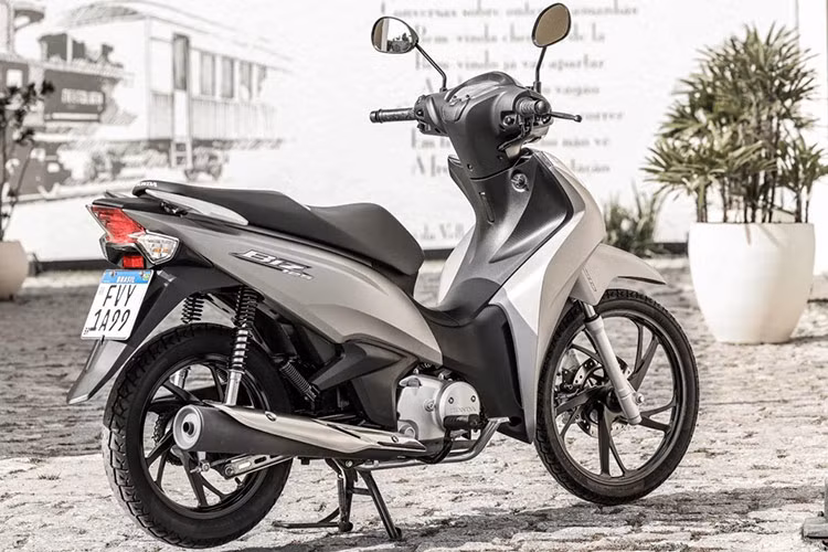 Dòng xe số Honda Biz 125 2024 này được đánh giá là một trong những mẫu xe chủ lực của Honda ở Brazil, nhắm tới phân khúc xe giá thấp nhưng lại có chức năng đầy tính chất thực tiễn và sức mạnh linh hoạt cho việc vận hành trong nhiều điều kiện đường đi, dù là ở thành thị hay nông thôn.