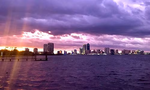 'Sieu bao quai vat' Dorian can quet, bau troi Florida chuyen mau tim la