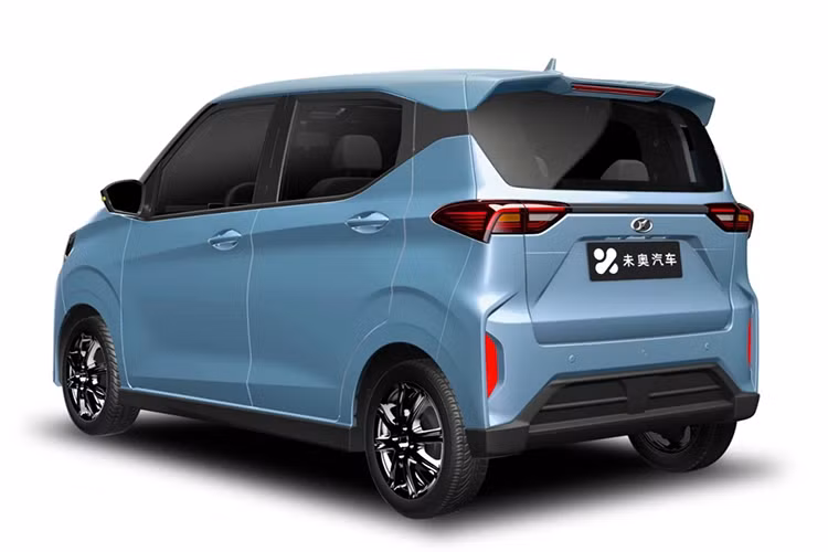 Việc hãng Honri học hỏi thiết kế của Toyota Alphard thế hệ cũ được thể hiện rõ qua khu vực đầu xe của Boma. Tại đây, mẫu ô tô Trung Quốc này sở hữu lưới tản nhiệt sơn màu đen bóng và trang trí bằng các nẹp mạ crôm. Lưới tản nhiệt đóng kín này kéo dài từ nắp ca-pô đến hết cản trước giống mẫu MPV cao cấp nhà Toyota.