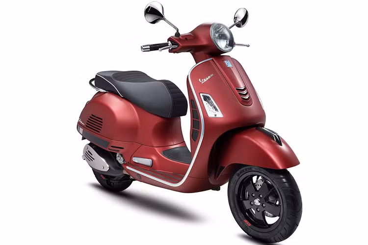 Trong lịch sử phát triển của mình, Vespa GTS là dòng xe được yêu thích bậc nhất, kế thừa phong cách “Vespone – xe Vespa kích thước lớn” bất hủ với thân xe bằng thép liền khối. Dòng xe này ra đời năm 2003 với hai phiên bản là GT125 và GT200, gia đình Vespa cỡ lớn phát triển mạnh mẽ từ năm 2005 với sự xuất hiện của thành viên GTS 250 và nâng cấp lên động cơ 300cc.