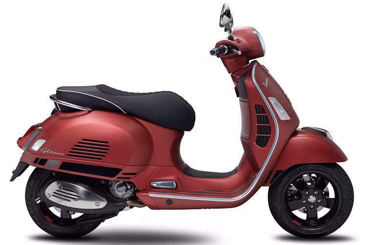 Bên cạnh bản 150cc Piaggio Việt Nam cho biết trong tháng 6/2018 tới đây sẽ tung ra phiên bản đặc biệt Vespa GTS Super Sport 125cc với những điểm nhấn như tem thiết kế thể thao chạy dọc thân xe, vành đen với tem chữ “S” đỏ, yếm trước viền đỏ, thiết kế yên kết hợp hai chất liệu cao cấp tối màu với đường may nổi, giảm sóc trước mớ. Xe có giá 93,9 triệu đồng, và các màu gồm: xám matte, đỏ matte, vàng matte.