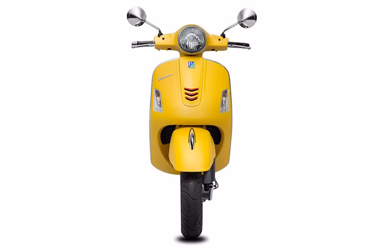 Cũng giống như những mẫu xe tay ga mới của Piaggio tại Việt Nam, mặt đồng hồ trung tâm hiển thị đầy đủ các thông số với đèn LED nền hiện đại, dãy đèn định vị phía trước cũng ứng dụng full LED, cốp xe rộng, đi cùng hộc để đồ phụ phía sau yếm trước khá tiện dụng...