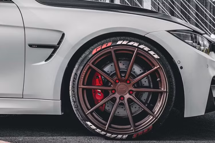 Mặc dù không phải chiếc BMW M3 thế hệ mới nhất nhưng khả năng vận hành của chiếc xe này vẫn làm nên sự hấp dẫn đối với người chơi khi xe được trang bị động cơ 6 máy dung tích 3.0L cho mức công suất lên đến 425 mã lực và 550 Nm đi kèm với hộp số ly hợp kép 7 cấp.
