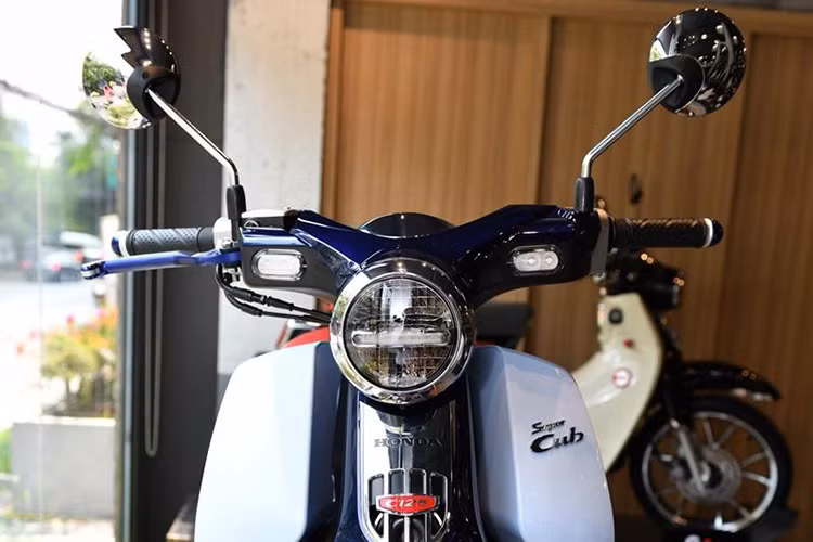 Xe mang bộ cánh màu đen kết hợp với một số chi tiết màu vàng ánh kim. Các trang bị đặc biệt trên xe bao gồm cùm công tắc hai bên, tay lái và ốp chắn xích. Ngoài ra, các chi tiết khác của xe không khác gì so với phiên bản Honda Cub C125 đang được bán ra tại Việt Nam.