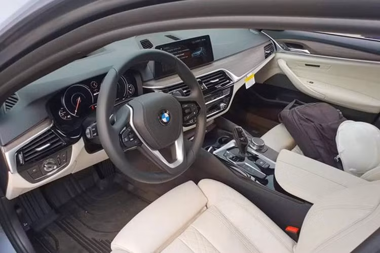 Về nội thất, bậu cửa có tấm ốp gắn đèn phát sáng chữ “eDrive”, nút eDrive như đề cập ở trên và các hiển thị đặc biệt trên cả cụm đồng hồ mà màn hình thông tin trung tâm 10.25 inch. Hiển thị này cũng kết nối với hệ thống iDrive thế hệ mới nhất của BMW và hệ thống điều khiển iDrive.