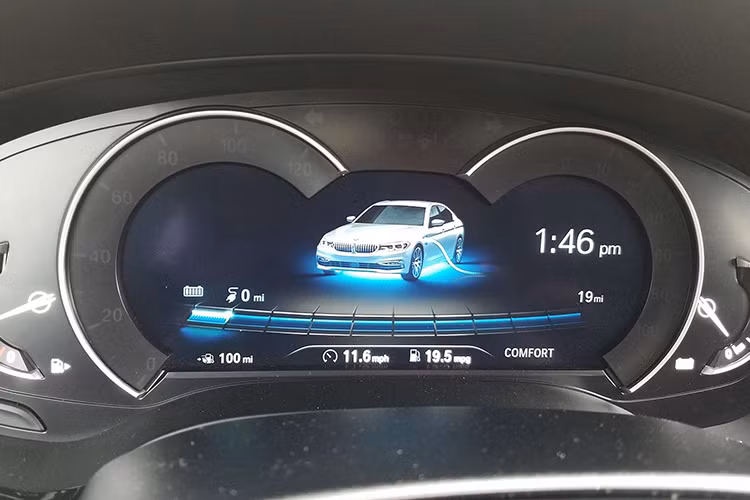 Về các hệ thống an toàn và hỗ trợ tài xế, mẫu xe BMW 530e hoàn toàn mới có hệ thống cảnh báo va chạm quanh xe, cảnh báo chuyển làn, hỗ trợ xe chạy đúng làn có tính năng chống va chạm bên hông chủ động. Khác với các phiên bản cấu hình 530i hay 540i dùng động cơ xăng, 530e vận hành bằng cơ cấu truyền động hybrid kết hợp giữa xăng và điện.