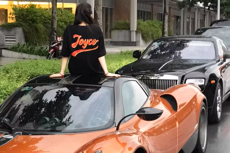 Việc thường xuyên xuất hiện bên cạnh xe siêu sang Rolls-Royce, MINI Cooper, Range Rover... và đặc biệt là Pagani Huayra, siêu xe đắt nhất tại Việt Nam tính đến thời điểm hiện tại dù là quảng cáo thương hiệu, nhưng phần nào cũng cho thấy tình yêu của Joyce Pham với xe hơi.