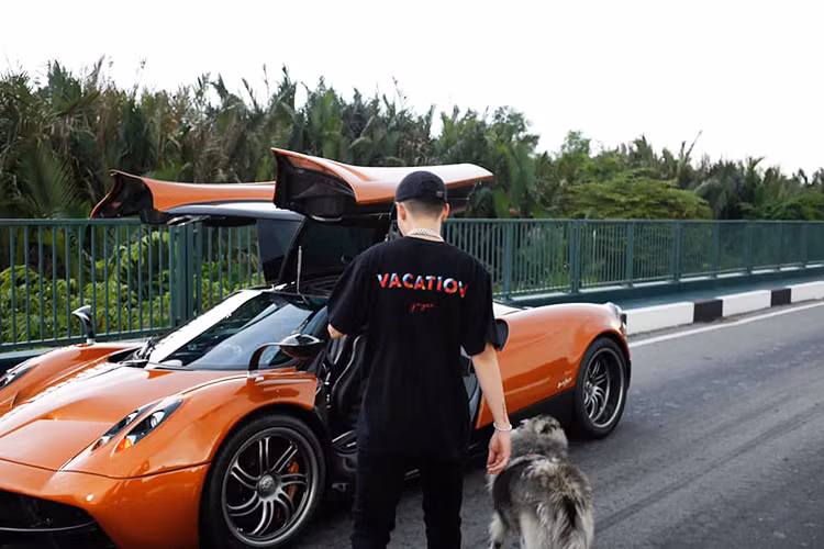 Động cơ kết hợp cùng hộp số tuần tự 7 cấp với ly hợp đơn, nhờ đó, Pagani Huayra của Minh Nhựa chỉ mất khoảng 2,8 giây để có thể tăng tốc từ vị trí đứng yên lên 100 km/h trước khi đạt vận tốc tối đa 370 km/h.