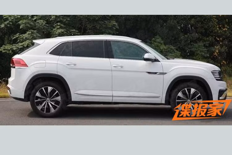 Qua những hình ảnh được chụp tại Trung Quốc, có thể thấy hệ thống đèn trước/sau ấn tượng của Volkswagen Atlas Cross Sport Concept đã biến mất trên phiên bản thương mại. Trên đầu xe của Atlas Cross Sport, dải đèn nối liền với nhau tạo thành 2 đường song song và logo của thương hiệu Volkswagen phát sáng đã không còn.