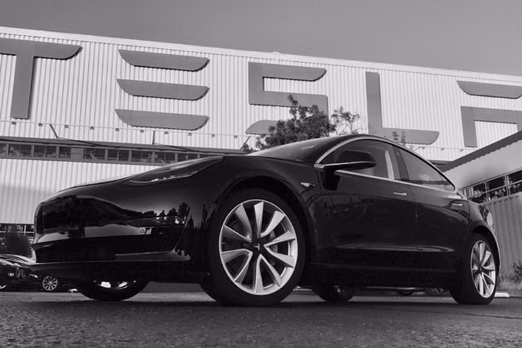 Vào hôm 9/7 vừa qua, chiếc xe ôtô điện Tesla Model 3 đầu tiên đã chính thức xuất xưởng tại nhà máy của hãng ở Fremont, bang California, Mỹ. Ông Elon Musk, CEO của hãng Tesla, đã nhanh chóng cập nhật sự kiện này trên trang Twitter cá nhân.