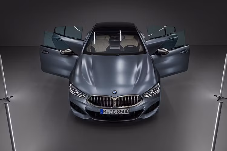 BMW cho biết 8 Series Gran Coupe thừa hưởng rất nhiều từ 8 Series Coupe và xe đua M8 GTE, hệ truyền động và khung gầm tối đa hóa khả năng hiệu suất. Xe mang trọng tâm thấp và tối ưu hoá phân bổ trọng lượng giữa hai trục, cấu trúc thân xe nhẹ khi sử dụng nhôm, magiê và nhựa gia cố sợi carbon (CFRP) và thiết kế tối ưu hoá cho tính khí động học.
