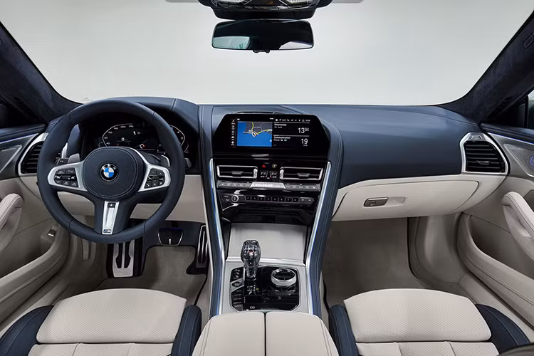 So với biến thể Coupe, 8 Series Gran Coupe dài hơn 9.0 inch (228,6 mm), rộng hơn 1,2 inch (30,5 mm) và cao hơn 2,2 inch (55,9 mm). Bên cạnh đó, chiều dài cơ sở cũng đã được kéo dài thêm 7,9 inch (200,7 mm) để cho phép hàng ghế sau rộng hơn để biến nó thành một chiếc sedan thực thụ mang phong cách coupe. Dung tích khoang hành lý đạt 440 lít đủ lớn để đựng ba túi golf.