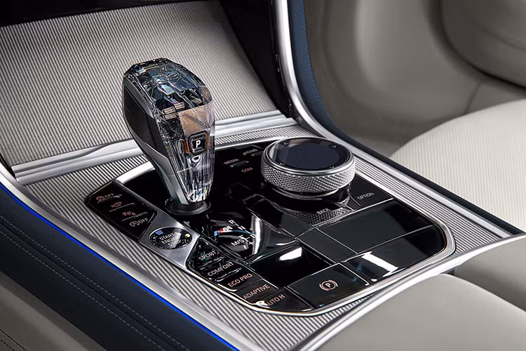 BMW 8 Series Gran Coupe có tổng cộng 04 phiên bản động cơ bao gồm: Máy xăng 6 xy-lanh thẳng hàng (I6) dung tích 3.0L tăng áp cho công suất tối đa 340 mã lực tại 5.000 – 6.500 v/p và mô-men xoắn cực đại 500Nm đạt được tại dải vòng tua 1.600 – 4.500 v/p. Xe đạt tốc độ từ 0 - 100 km/h trong 5,2 giây trước khi đạt tốc độ tối đa 250 km/h.