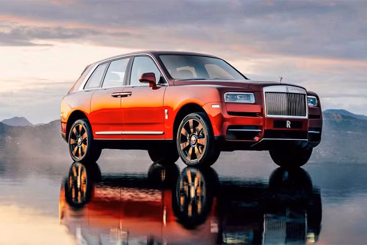 Gần 3 năm sau khi đối thủ trực tiếp Bentley ra mắt Bentayga, Rolls-Royce cuối cùng cũng có mẫu SUV hạng sang của riêng mình với tên Cullinan. Siêu SUV Rolls-Royce Cullinan không chỉ là mẫu xe mới nhất của thương hiệu siêu xe sang Anh quốc nhằm tấn công vào phân khúc SUV mà nó còn mở ra một kỷ nguyên mới cho hãng xe này.