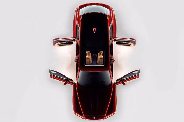 Để cạnh tranh với Bentley Bentayga, Rolls-Royce sẽ sử dụng động cơ tăng áp V12 trên Cullinan, dung tích 6,75 lít, cho công suất tối đa 563 mã lực và mô-men xoắn cực đại 850 Nm. Hộp số tự động 8 cấp. Xe được xây dựng trên kết cấu khung gầm bằng nhôm và hệ dẫn động bốn bánh.