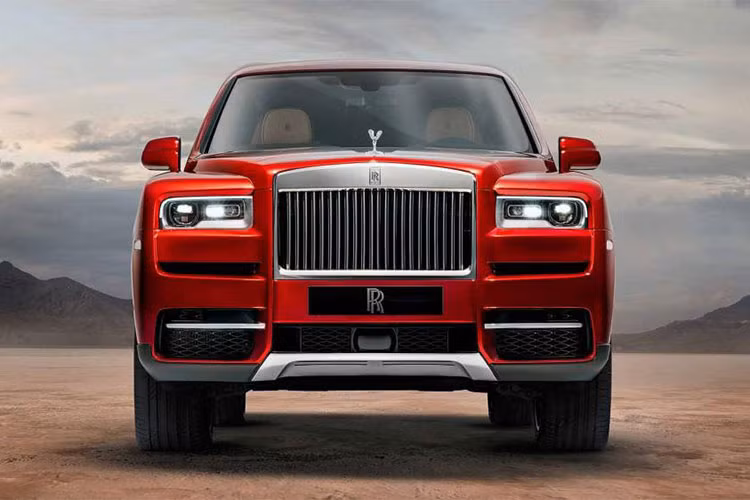 Mẫu siêu SUV này ra đời từ cơ sở gầm bệ "Architecture of Luxury" hoàn toàn bằng nhôm đã từng lần đầu tiên ra mắt trên Phantom thế hệ mới. Các kích thước cơ bản của Rolls-Royce Cullinan 2019 bao gồm chiều dài tổng thể 5.341 mm, rộng 2.164 mm, cao 1.835 mm và chiều dài cơ sở 3.295 mm. Xe sờ hữu cân nặng đến 2.660 kg.
