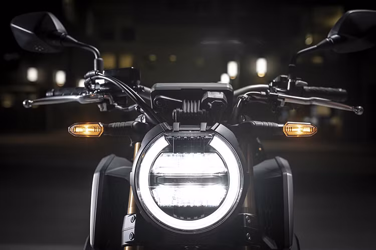 Tương tự đàn anh CB1000R, Honda CB650R Neo Sport Cafe mới sở hữu đèn chiếu sáng dạng LED với đèn ban ngày được tích hợp thẳng vào chóa đèn. Cách bố trí đèn báo rẽ, bảng đồng hồ và hai hốc gió bên bình xăng cũng tương tự người đàn anh.
