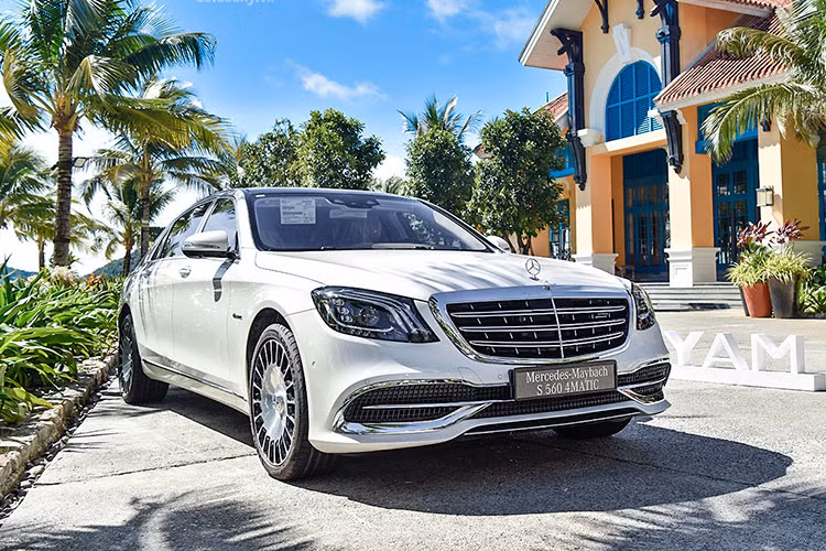 Mới đây, thương hiệu xe sang Đức tại Việt Nam đã bất ngờ giới thiệu chiếc siêu xe sang Mercedes-Maybach S560 thế hệ mới. Theo tiết lộ của Mercedes-Benz Việt Nam (MBV), S560 2018 sẽ chính thức được giới thiệu tại triển lãm ôtô Việt Nam vào cuối tháng này. Xe sẽ được nhập khẩu nguyên chiếc và thay thế những chiếc S500 Maybach trước đây.