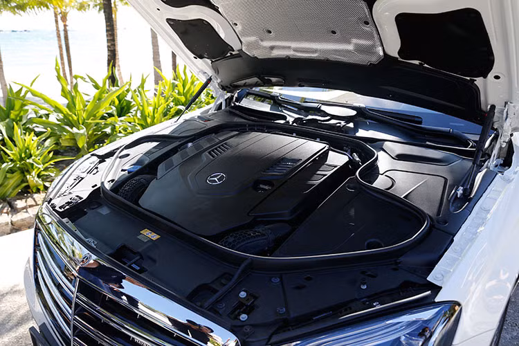 Hiện nay, hãng xe Mercedes của Đức đã giá bán chính thức của siêu phẩm S560 2018 tại thị trường Việt Nam là 11.099 tỷ đồng, mẫu xe này hứa hẹn sẽ gây sức ép mạnh mẽ tới các đối thủ trong cùng phân khúc xe sedan hạng sang cỡ lớn như BMW 7-Series, Audi A8, Lexus LS, Jaguar XJ.