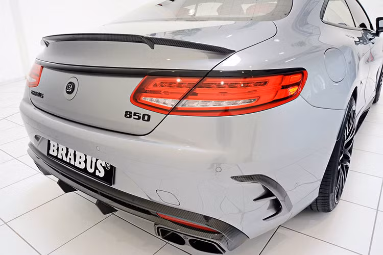 Đuôi xe cũng được trang trí bằng ốp ống xả thể thao và khuếch tán gió.