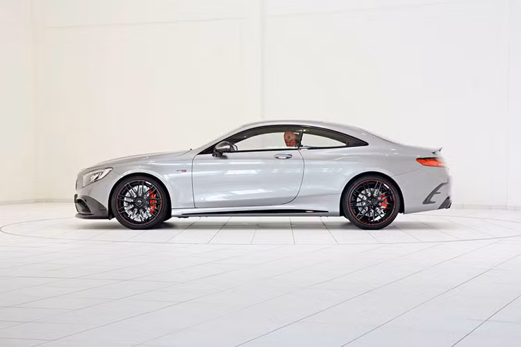 Brabus kết hợp màu sơn xám bóng, các chi tiết bằng sợi các-bon đen và nội thất đỏ... để mang lại vẻ đẹp tinh tế nhưng lại đầy mạnh mẽ cho S63 AMG Coupe. 