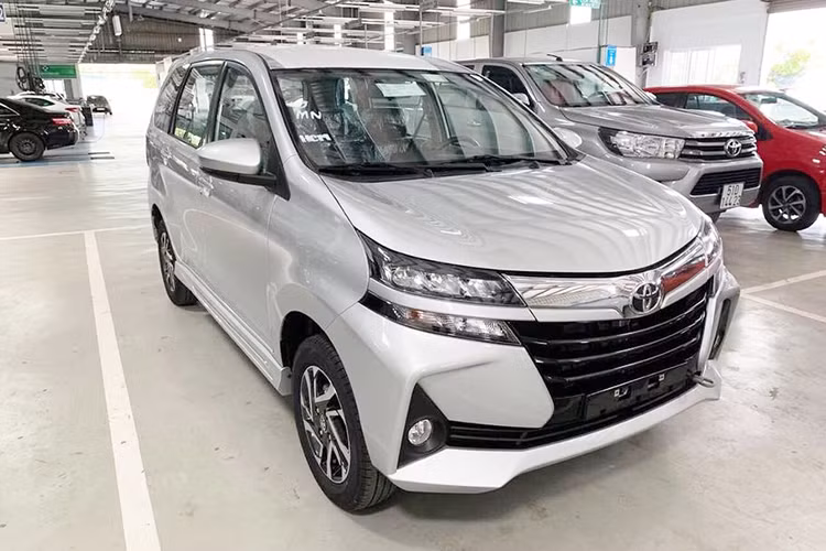 Trong khi "đàn anh" Toyota Innova dẫn đầu phân khúc MPV thì Avanza lại lọt Top 10 xe bán chậm nhất Việt Nam trong tháng 7 với chỉ 48 chiếc rời đại lý. Hiện tại một số đại lý của Toyota Việt Nam, nhiều khách hàng không mấy hào hứng với Avanza do nội ngoại thất của mẫu xe này không được bắt mắt và trang bị tiện ích nghèo nàn. Kết thúc 7 tháng đầu năm, Toyota Avanza chỉ bán được 424 xe.