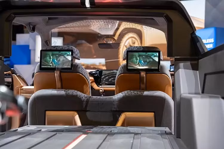 So với các mẫu xe concept được VinFast giới thiệu trước đây, mẫu xe bán tải điện VF Wild hoàn toàn mới này cho cảm giác trải nghiệm nhiều hơn thay vì chỉ đơn thuần ngắm nhìn kiểu dáng tổng thể bên ngoài.