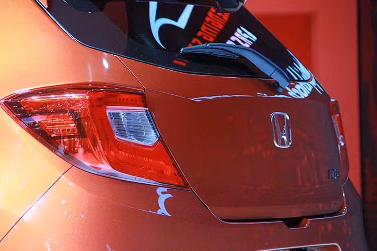 Dự đoán nếu được nhâph khẩu từ INdonesia, nội thất Honda Brio 2018 vẫn được trang bị mặt táp-lô theo phong cách Jazz trong khi vô lăng, cửa gió điều hòa, núm chỉnh điều hòa và bảng đồng hồ giống phiên bản cũ.