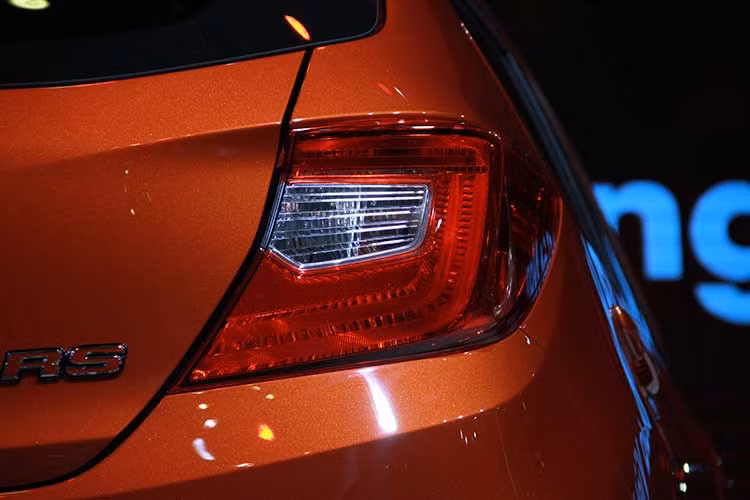 Hiện chưa có hình ảnh nội thất vì chiếc Honda Brio 2018 trong triển lãm VMS do không được mở cửa, do nhà phân phối xe Honda tại Việt Nam vẫn muốn lấy thêm ý kiến từ phía các khách hàng. Trong khi đó, tại thị trường Indonesia, Honda Brio RS 2018 sở hữu không gian nội thất bị đánh giá là không thay đổi nhiều so với trước, vẫn mang hơi hướng cũ.