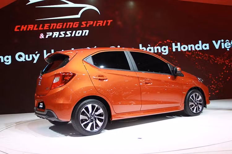 Trên đầu xe xuất hiện cụm đèn pha góc cạnh lấy từ người anh em MPV giá rẻ Mobilio và lưới tản nhiệt mạ crôm dày dặn giống Amaze thế hệ mới. Đằng sau xuất hiện cửa cốp một nửa bằng kính, cụm đèn hậu rộng hơn và ăng-ten nhỏ trên nóc. Ngoài ra, xe còn được trang bị bộ vành hợp kim 15 inch sơn 2 màu theo phong cách thể thao.