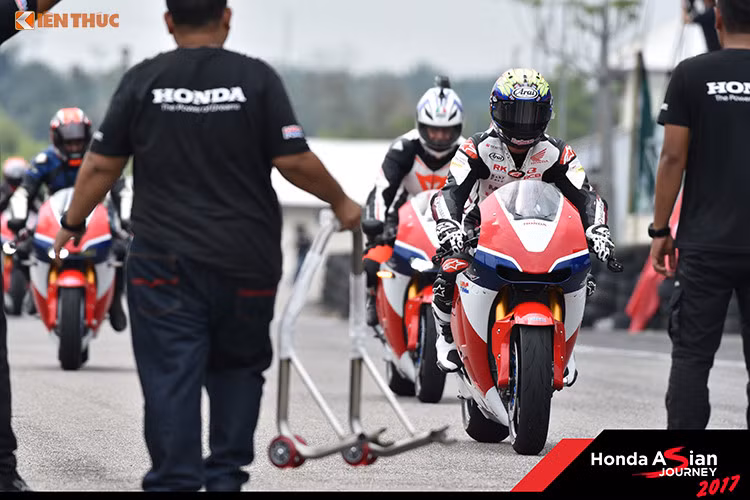 Với những công nghệ đỉnh cao và "nguồn gốc" từ MotoGP, Honda đặt giá cho RC213V-S là 184.000 USD (tương đương 4,009 tỷ đồng) và chỉ sản xuất 350 chiếc trên toàn Thế giới. Chiếc xe duy nhất tại Việt Nam là chiếc thứ 11. Đáng tiếc, chính hãng xe máy Honda tại Việt Nam đã mua lại chiếc xe này để trưng bày tại một số sự kiện và không bán ra. Đây cũng chính là mẫu siêu môtô đắt nhất tại Việt Nam tính đến thời điểm hiện tại.