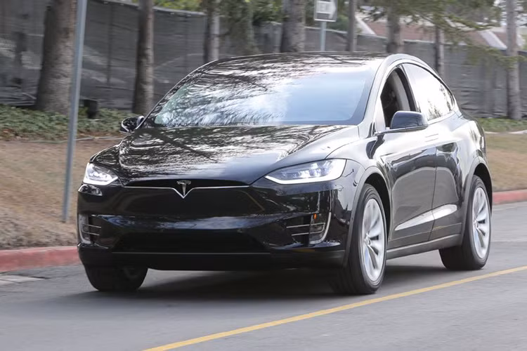 Khi nó được trang bị gói nâng cấp Ludicrous Speed Upgrade, Model P90D có thể tăng tốc từ 0-100 km/h chỉ trong 3,2 giây và có thể chạy hết tốc lực quãng đường 1/4 dặm trong 11,7 giây. 