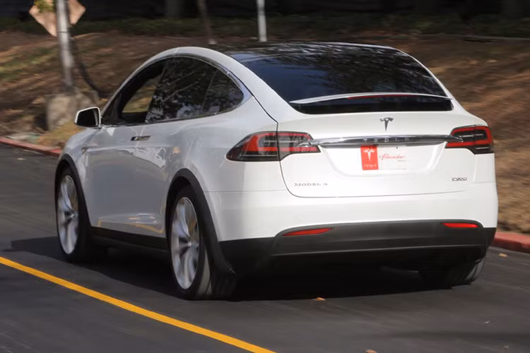 Tesla Model X ra mắt với hai phiên bản khác nhau. Phiên bản cao cấp hơn có tên Model X P90D sử dụng hai động cơ điện như là mẫu Model S P90D cung cấp tổng cộng 762 mã lực. 