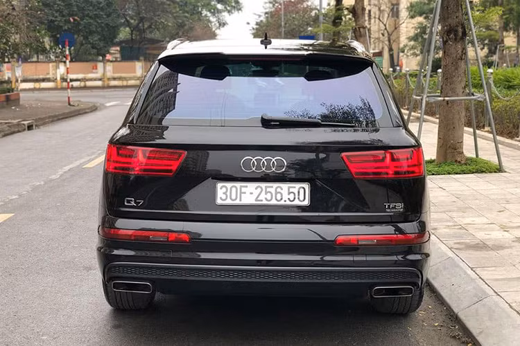 Audi Q7 mới được tinh giảm trong lượng gần 300 kg so với thế hệ trước nhờ một loạt các phát kiến mới của Audi về cấu trúc vật liệu nhẹ; trọng lượng không tải của chiếc xe chỉ nhỉnh hơn 2 tấn (không bao gồm tài xế). Phần đuôi xe với thiết kế cản sau lớn, ống xả tối màu đặt hai bên.