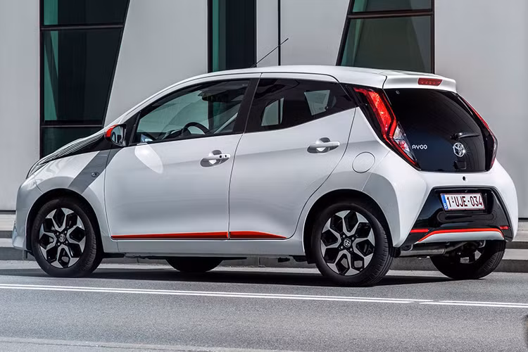 Ngoài ra, Toyota Aygo 2019 còn được bổ sung cụm đèn hậu cùng 2 màu sơn ngoại thất mới là xanh dương và tím kèm bộ vành hợp kim 15 inch khác biệt. Xe có nhiều màu sơn ngoại thất gồm đỏ, xanh lục và bạc.