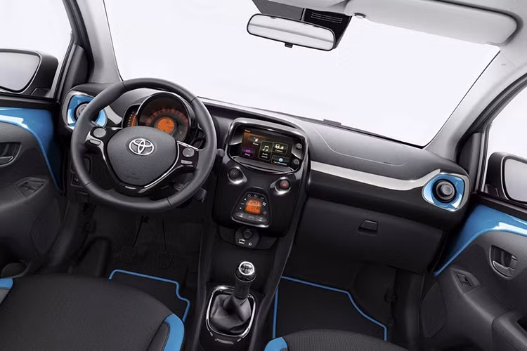 Bên trong nội thất, phần lớn các bản trang bị của Toyota Aygo mới đều đi kèm nội thất bọc bằng chất liệu mới cùng màu cao cấp hơn như xám và đen. Các tang bị cua xe bao gồm điều hòa tự động, đèn pha tích hợp cảm biến phát hiện bụi, hỗ trợ kết nối Android Auto và Apple CarPlay...