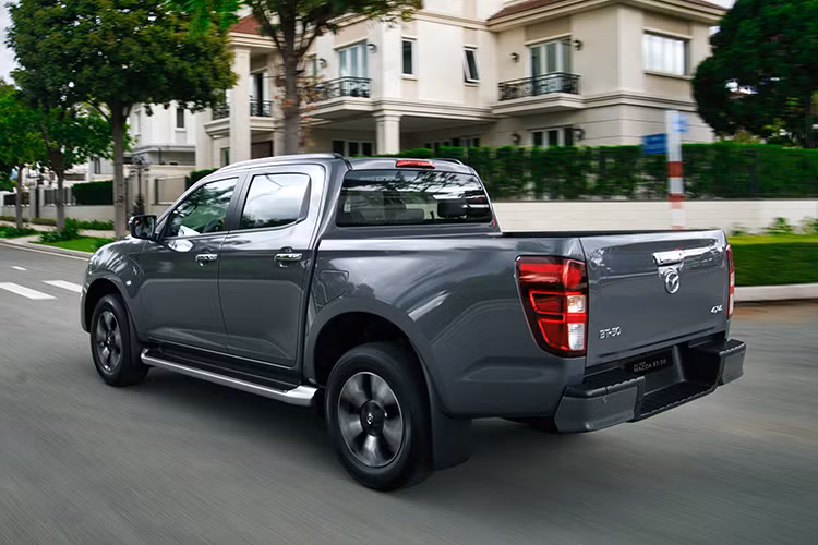 Vào hồi cuối tháng 3/2024 vừa qua, hãng Mazda cũng đã giới thiệu phiên bản mới của BT-50 ở thị trường Thái Lan. Nếu không bị "khai tử" thì Mazda BT-50 tại Việt Nam có thể cũng sẽ được bổ sung phiên bản mới tương tự.